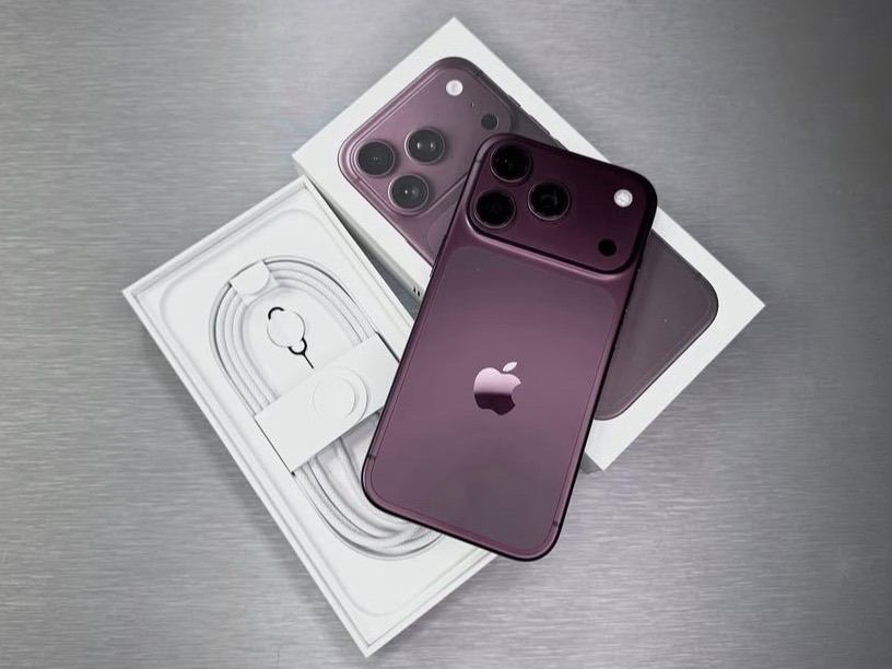 L'iPhone reçu par Mehdi L., posé sur sa boîte