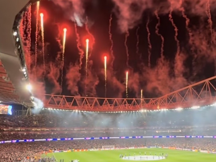 Le feu d'artifice avant le coup d'envoi à l'Emirates Stadium, vu depuis la tribune d'Adam S.