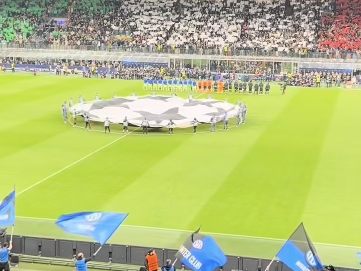 Le tifo et l'entrée des joueurs à San Siro, vus depuis la tribune de Yanis K.