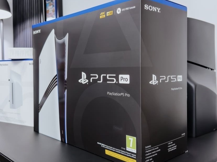 Le carton de la PlayStation 5 Pro reçue par Hugo V., posé sur son bureau