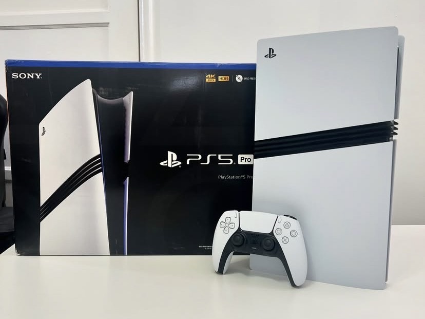 La PlayStation 5 Pro reçue par Thomas R., avec son carton et sa manette