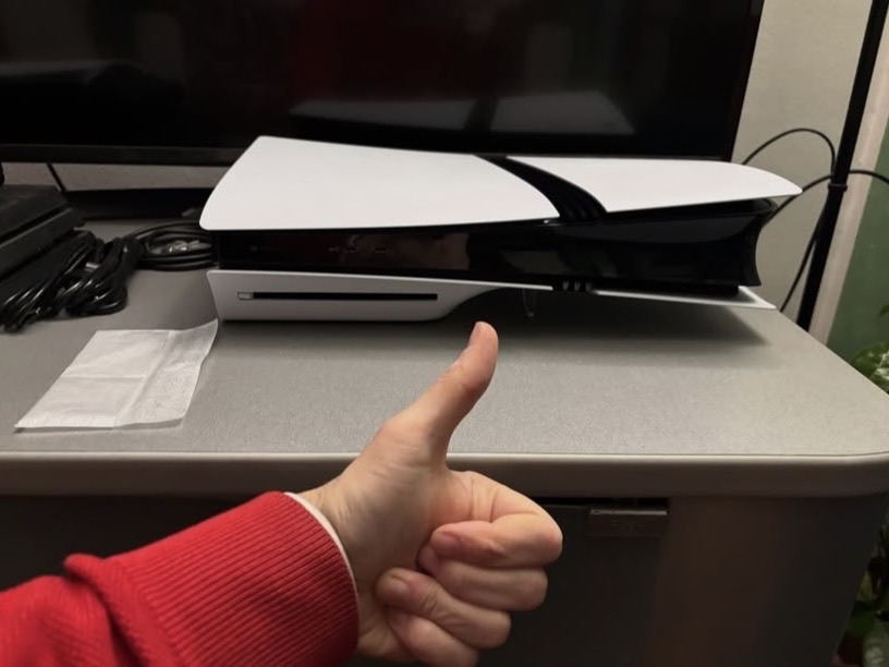 La PlayStation 5 Pro de Karim B., installée sous sa télé, pouce levé